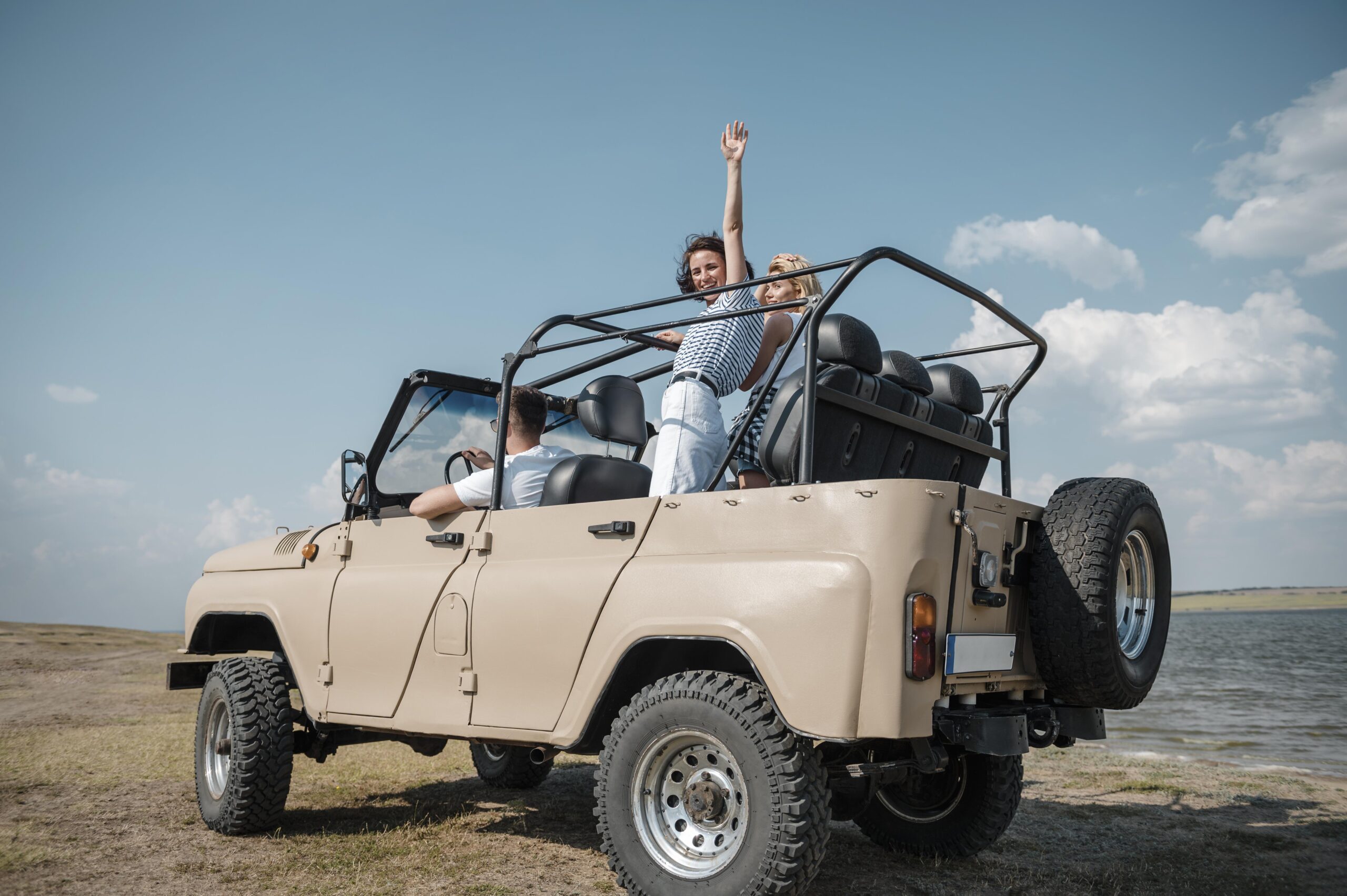 freunde-die-spass-beim-reisen-mit-dem-auto-haben